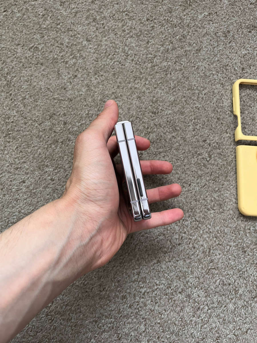 Samsung Galaxy Z Flip 5 256GB 8gb ram Dual sim