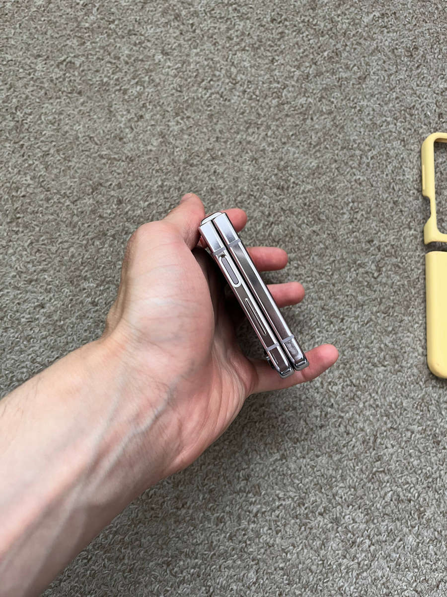 Samsung Galaxy Z Flip 5 256GB 8gb ram Dual sim