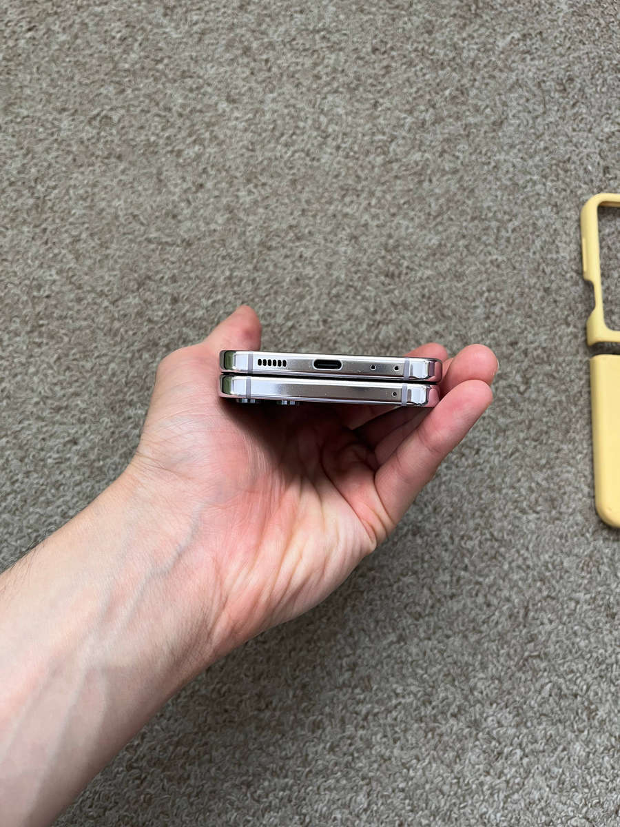 Samsung Galaxy Z Flip 5 256GB 8gb ram Dual sim