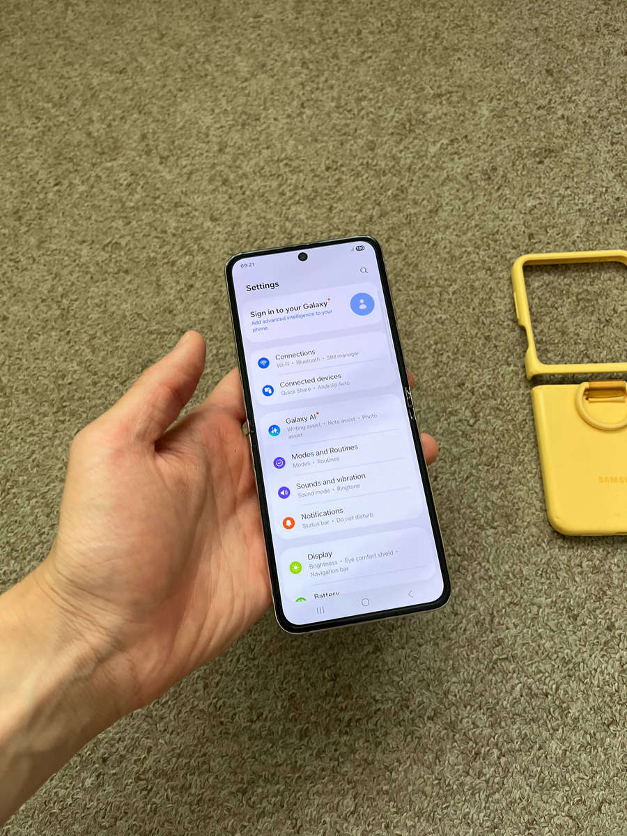 Samsung Galaxy Z Flip 5 256GB 8gb ram Dual sim
