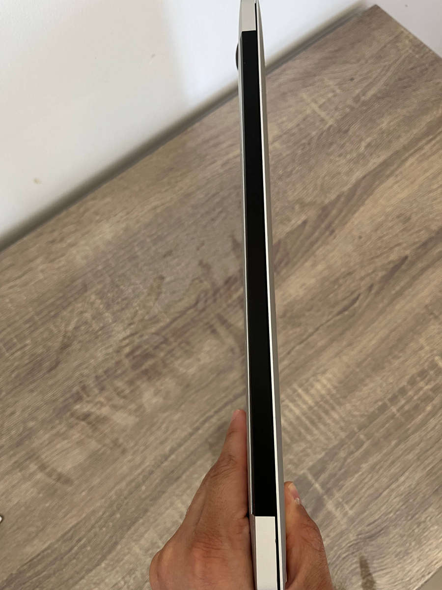 MacBook Air 13 inch core i5 8gb ram 128gb SSD 2015