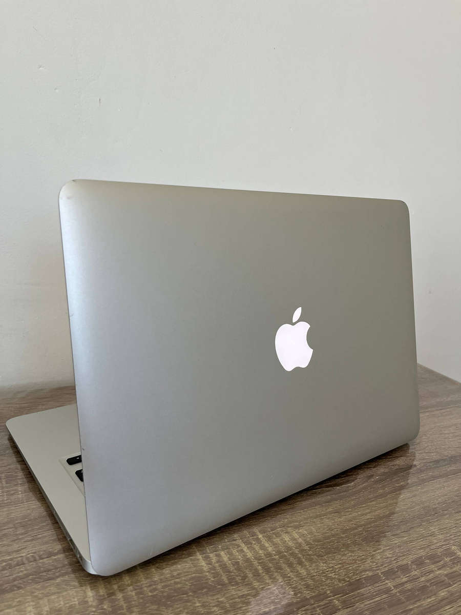 MacBook Air 13 inch core i5 8gb ram 128gb SSD 2015