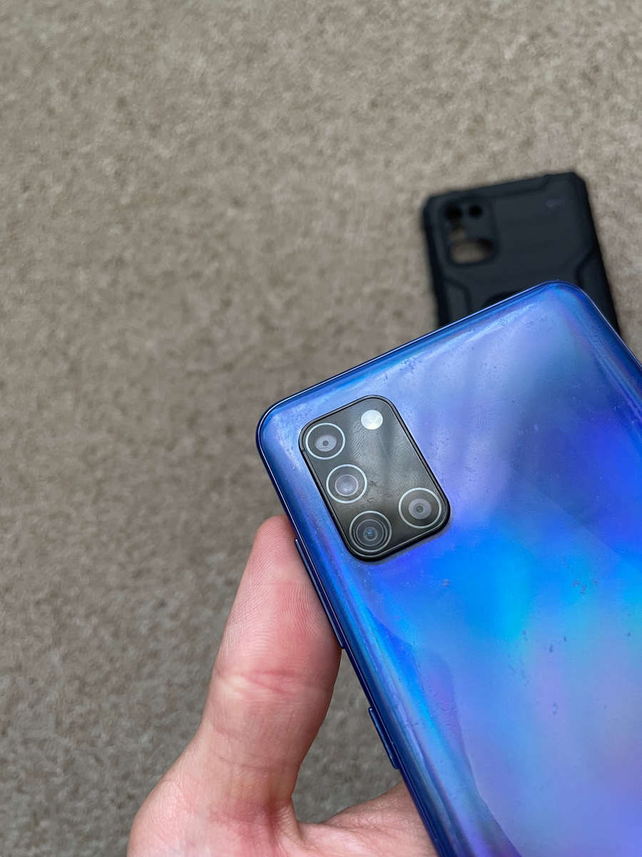 Samsung A31 128gb 4gb ram Dual Sim with cover cracked screen