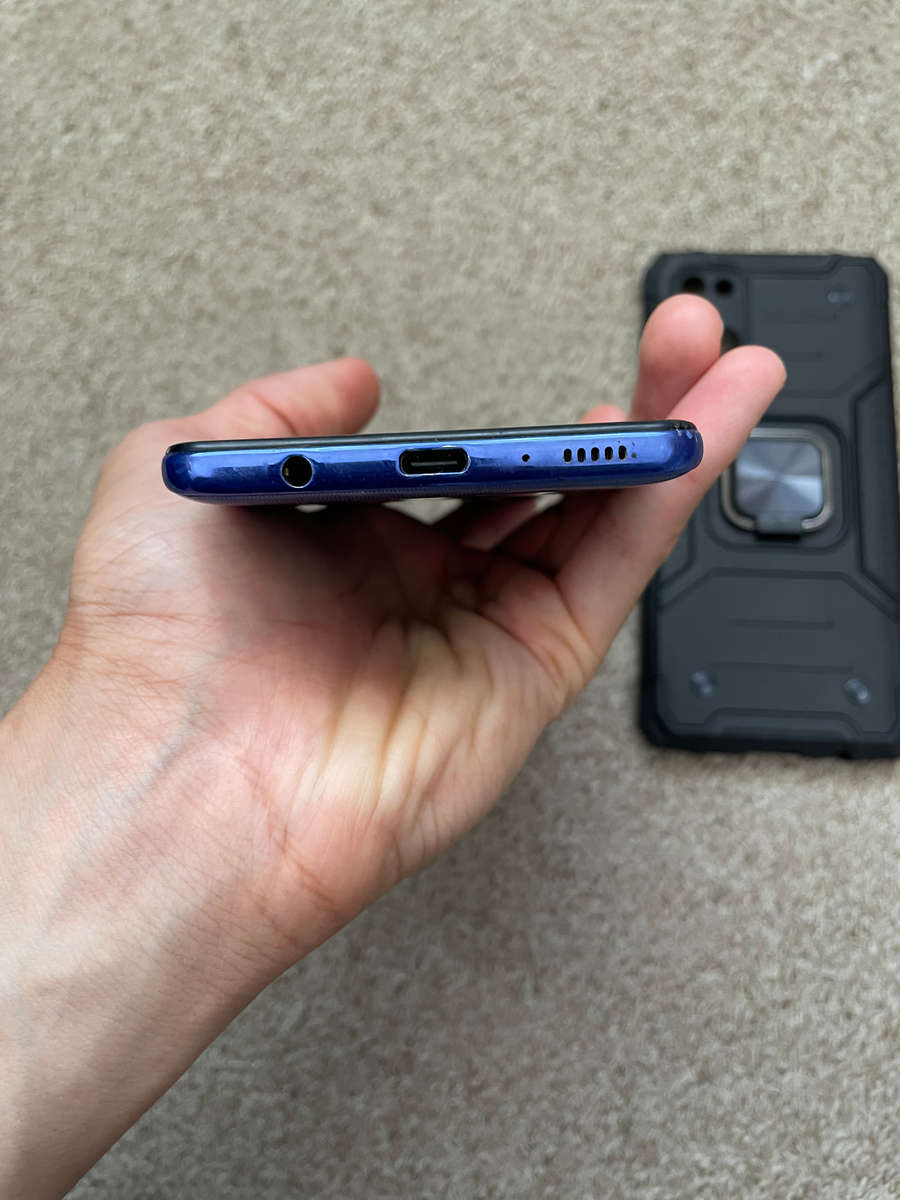 Samsung A31 128gb 4gb ram Dual Sim with cover cracked screen