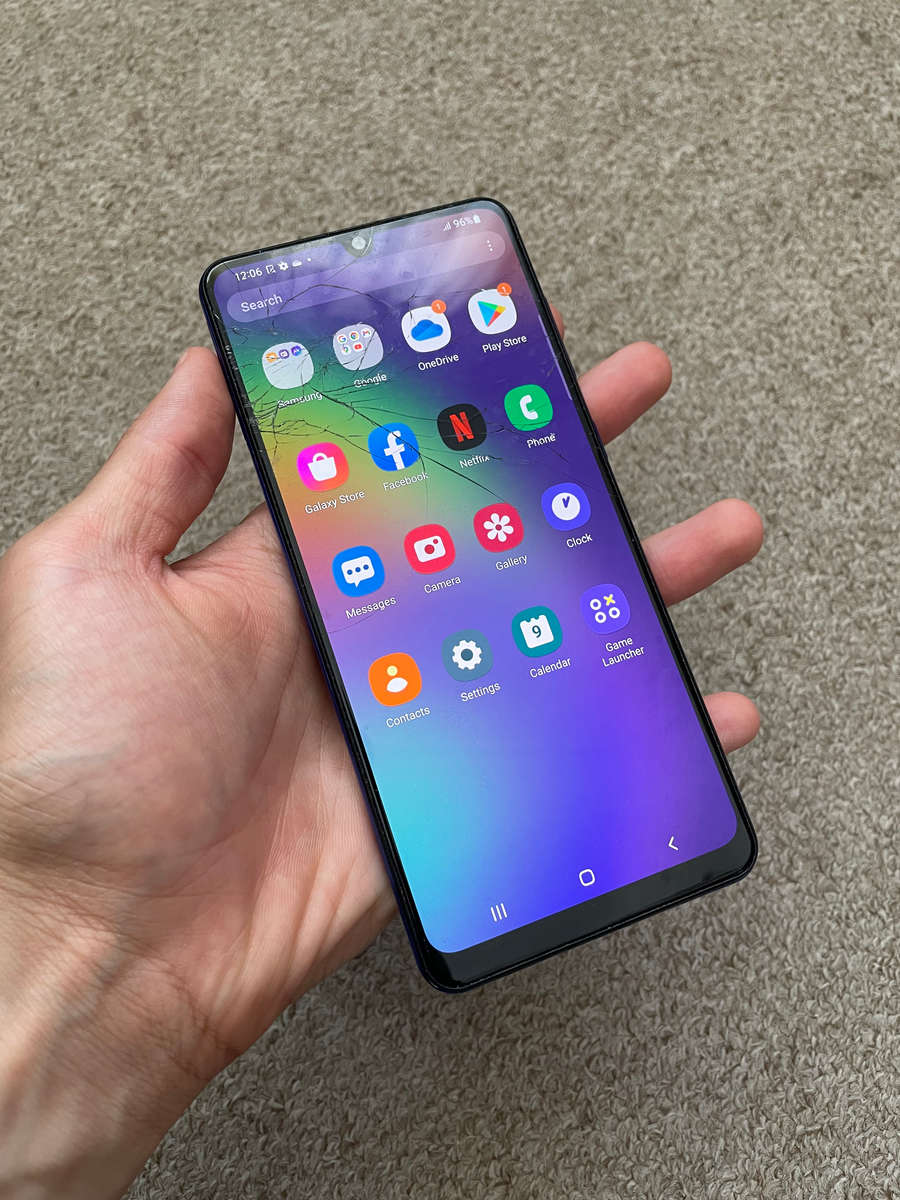 Samsung A31 128gb 4gb ram Dual Sim with cover cracked screen