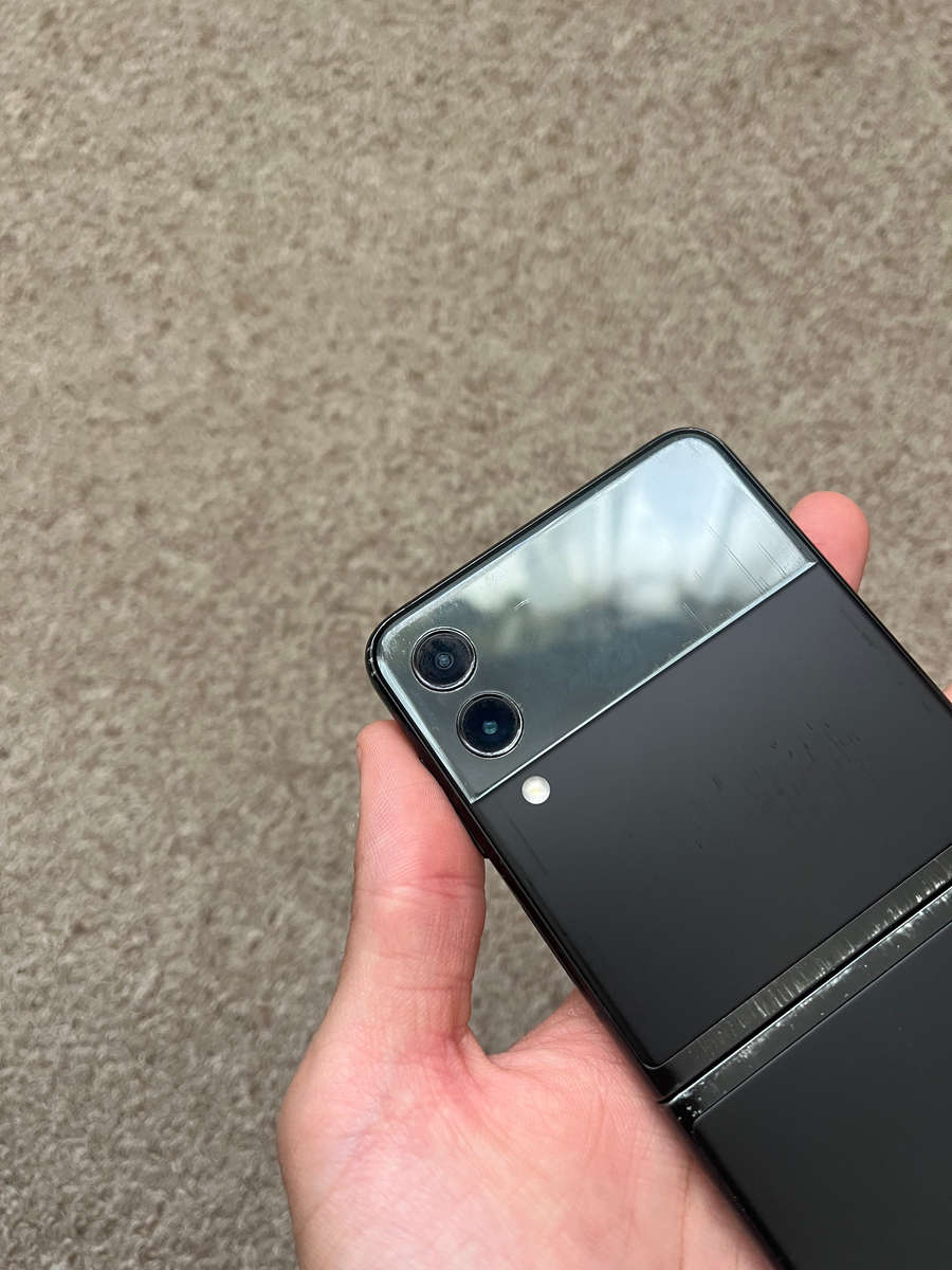 Samsung Z flip 3 5G 256gb 8gb ram with 4 green lines on screen works perfectly