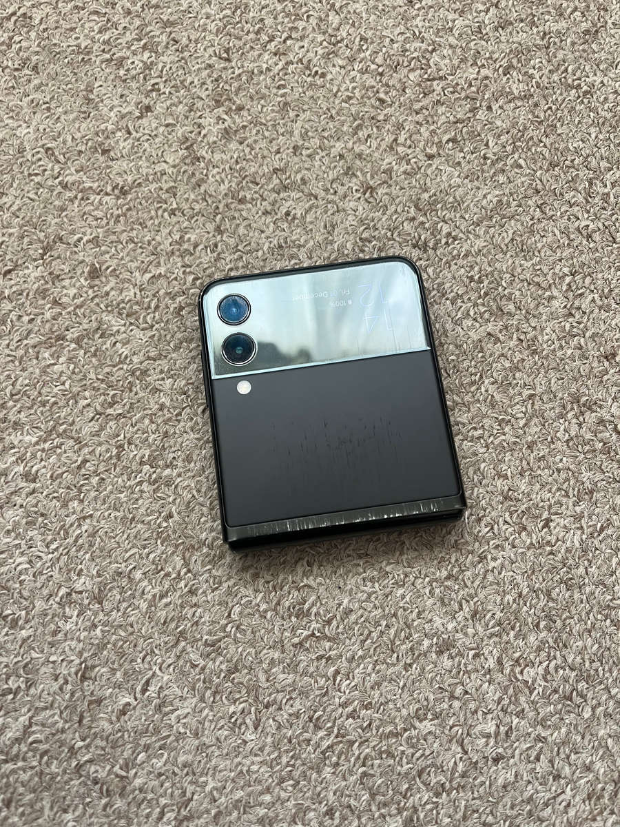 Samsung Z flip 3 5G 256gb 8gb ram with 4 green lines on screen works perfectly