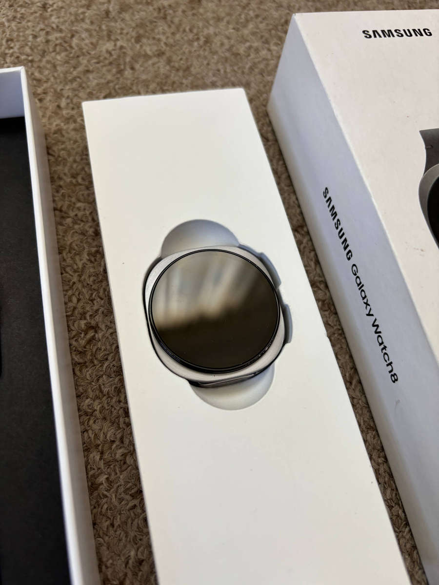 Samsung Galaxy Watch 8 40mm BT with box and charger