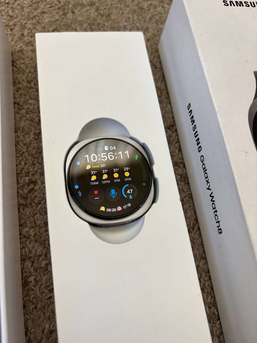 Samsung Galaxy Watch 8 40mm BT with box and charger
