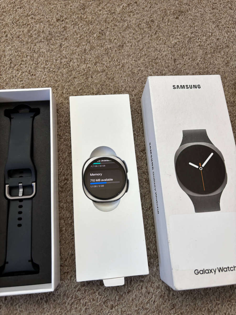 Samsung Galaxy Watch 8 40mm BT with box and charger