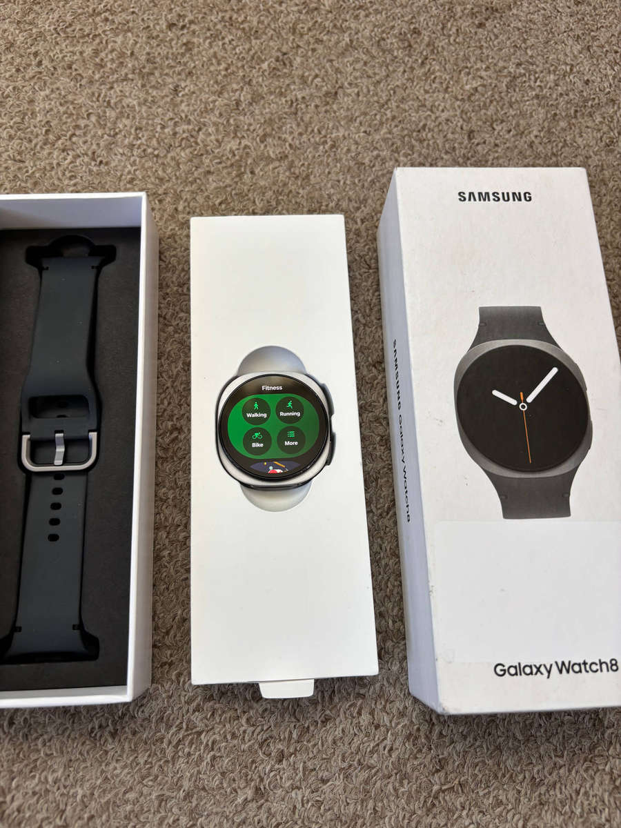 Samsung Galaxy Watch 8 40mm BT with box and charger