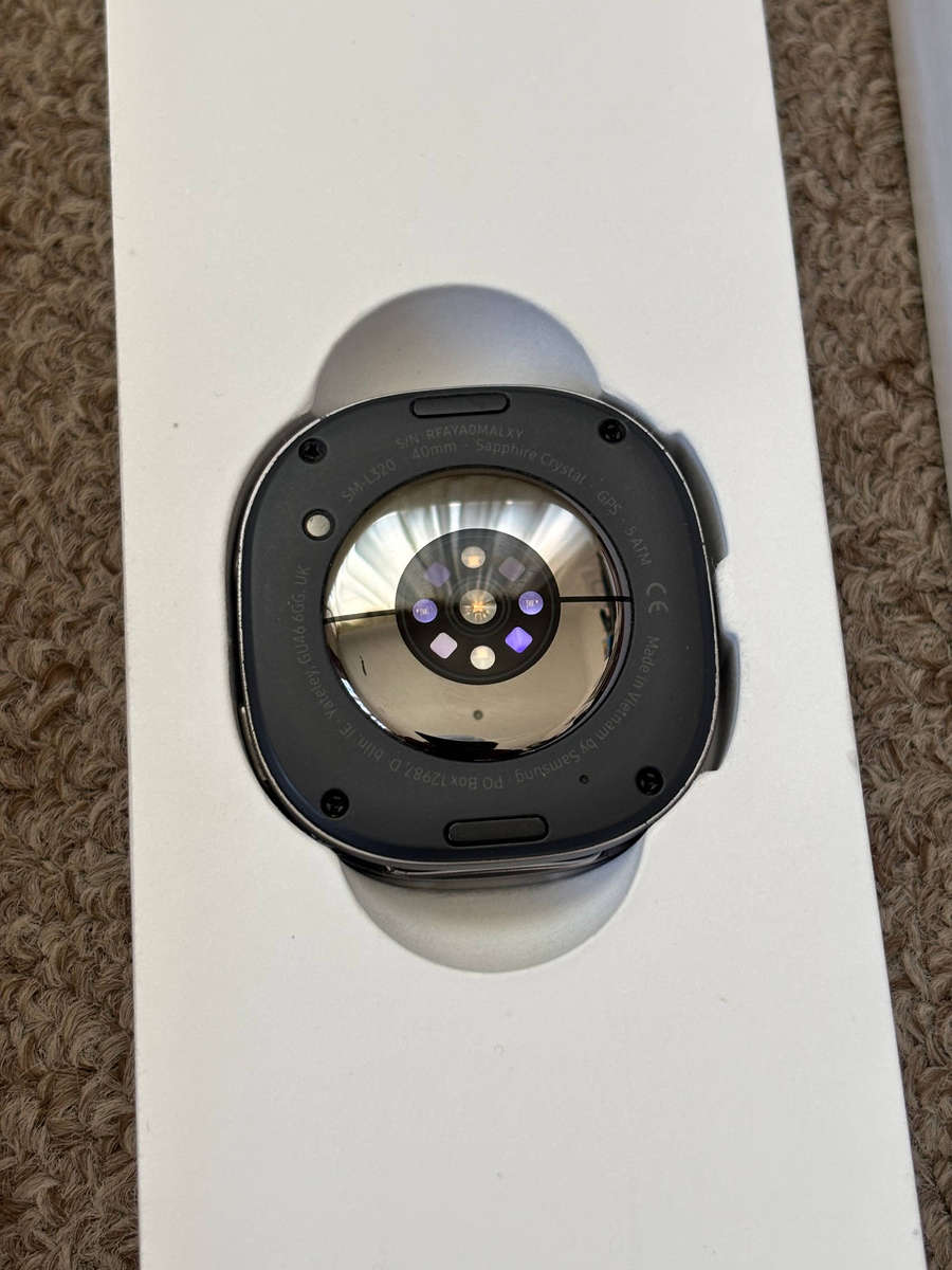 Samsung Galaxy Watch 8 40mm BT with box and charger