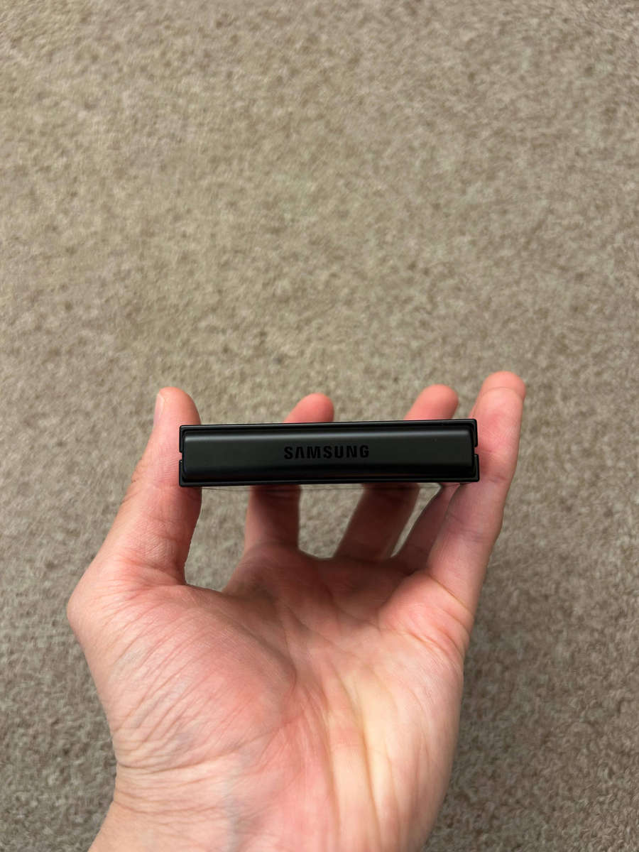 Samsung Galaxy Z Flip 7 FE 256GB 8gb ram dual sim excellent condition