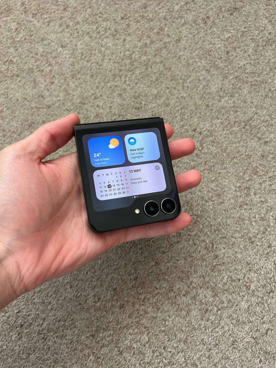 Samsung Galaxy Z Flip 7 FE 256GB 8gb ram dual sim excellent condition