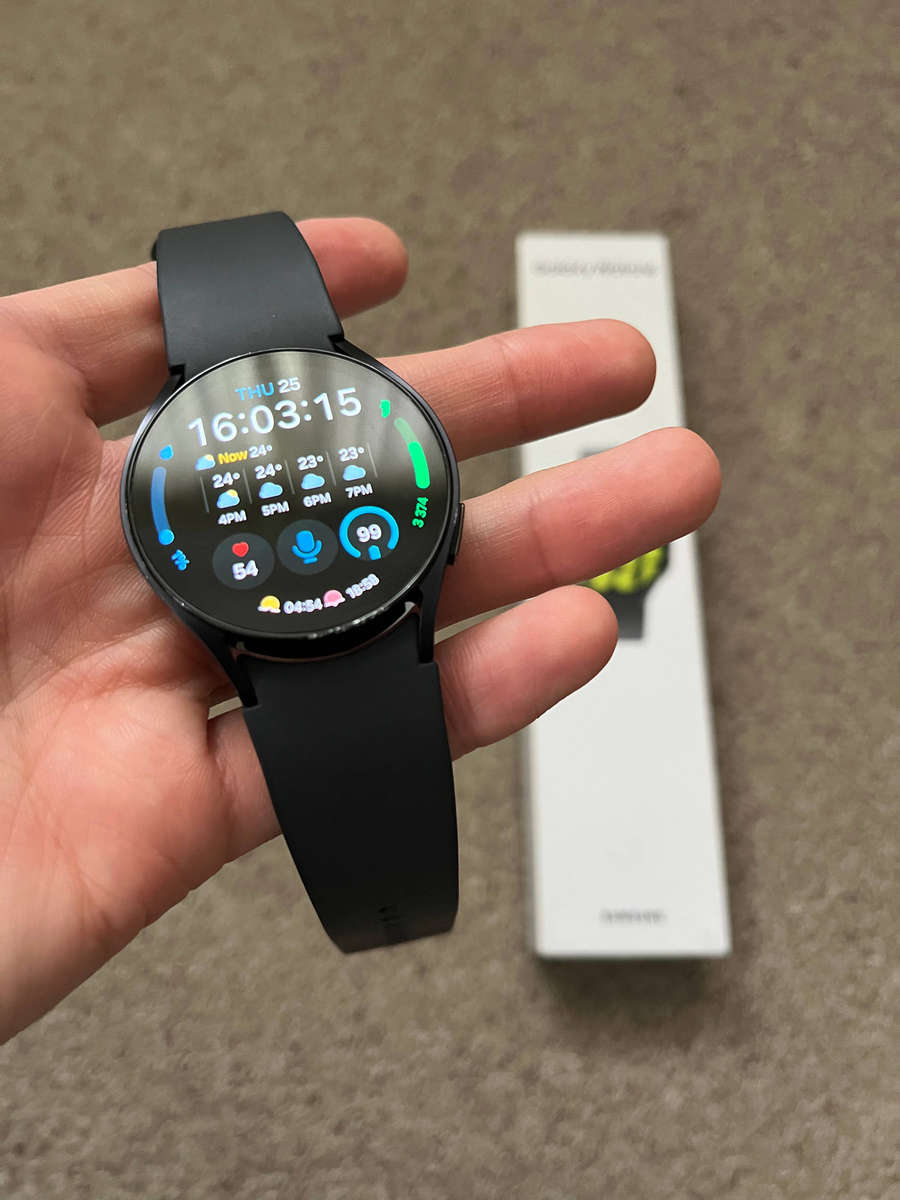 Samsung Watch 6 with box and charger 40mm