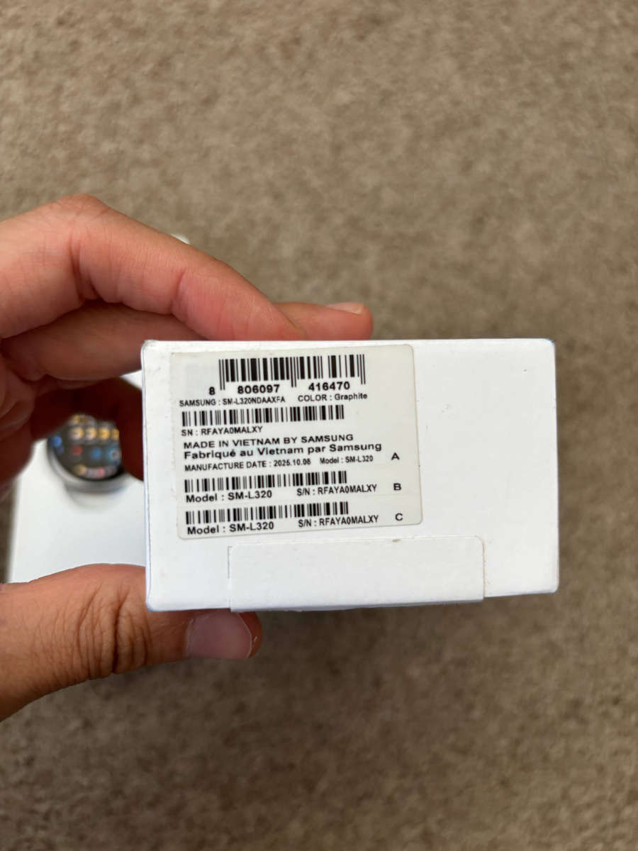Samsung Galaxy Watch 8 40mm BT with box and charger