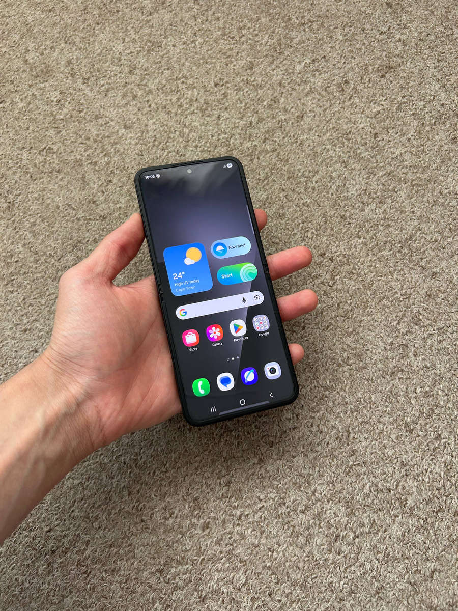 Samsung Galaxy Z Flip 7 FE 256GB 8gb ram dual sim excellent condition