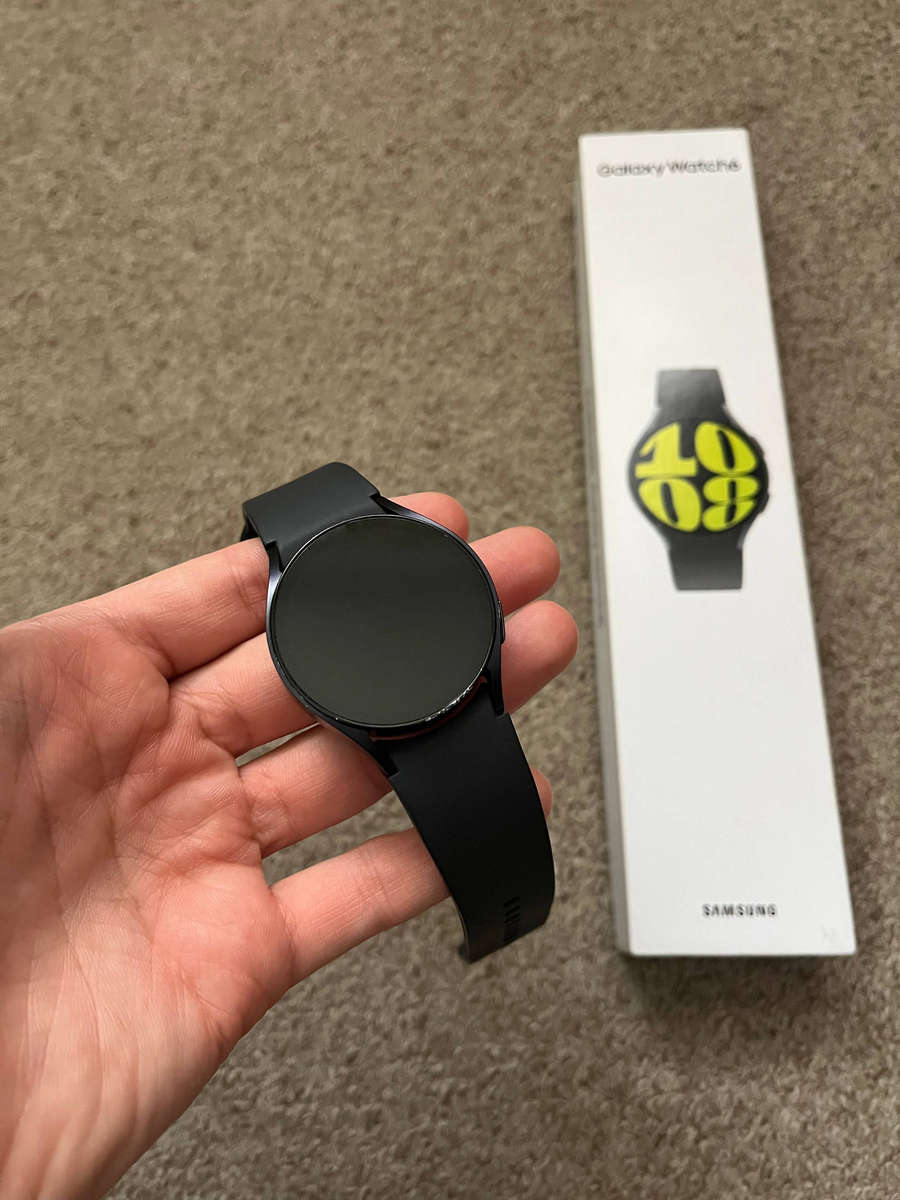 Samsung Watch 6 with box and charger 40mm