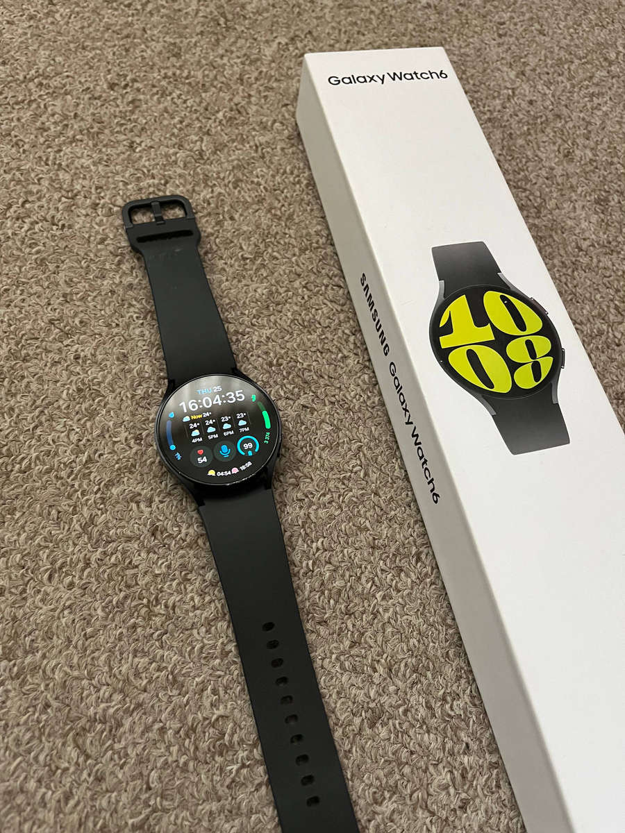 Samsung Watch 6 with box and charger 40mm