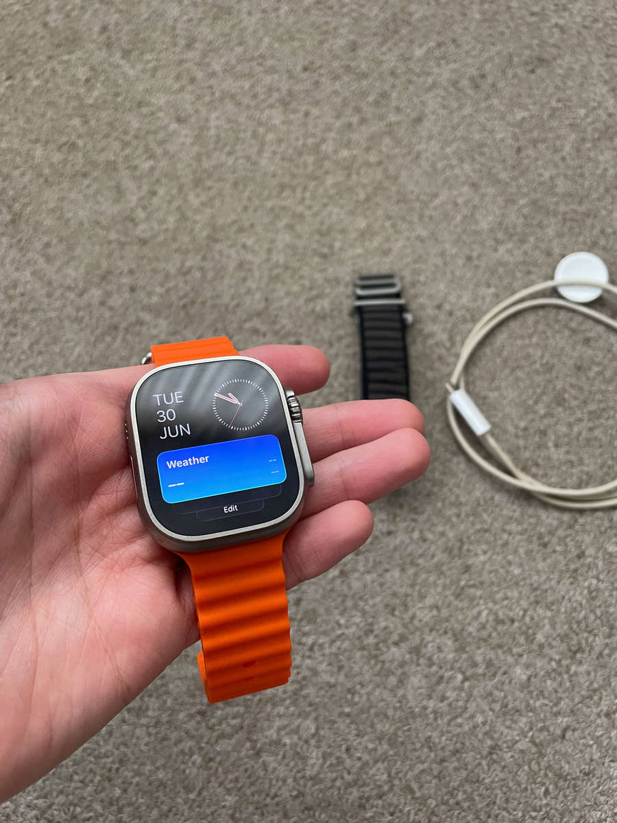 Apple Watch Ultra 1st gen GPS+Cellular 49mm Titanium Case Excellent condition with charger