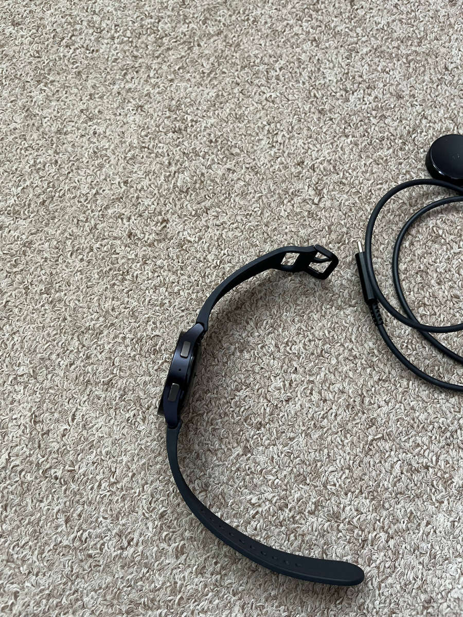 Samsung Watch 6 40mm LTE with charger