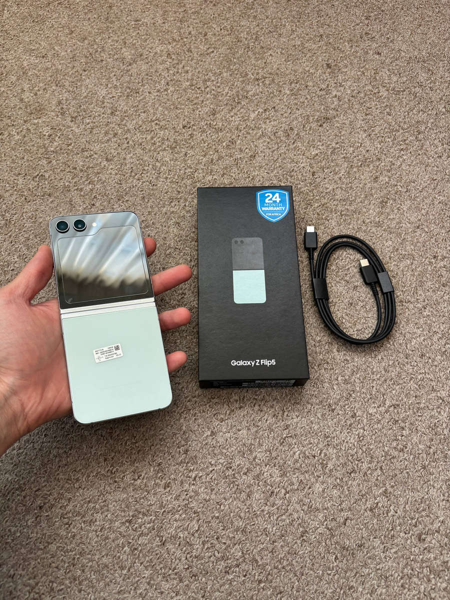 Samsung Galaxy Z Flip 5 256GB 8gb ram Dual sim good condition with box and cable - Mint