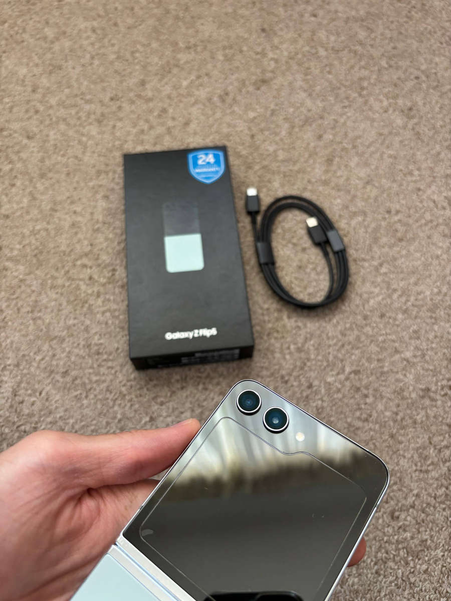 Samsung Galaxy Z Flip 5 256GB 8gb ram Dual sim good condition with box and cable - Mint