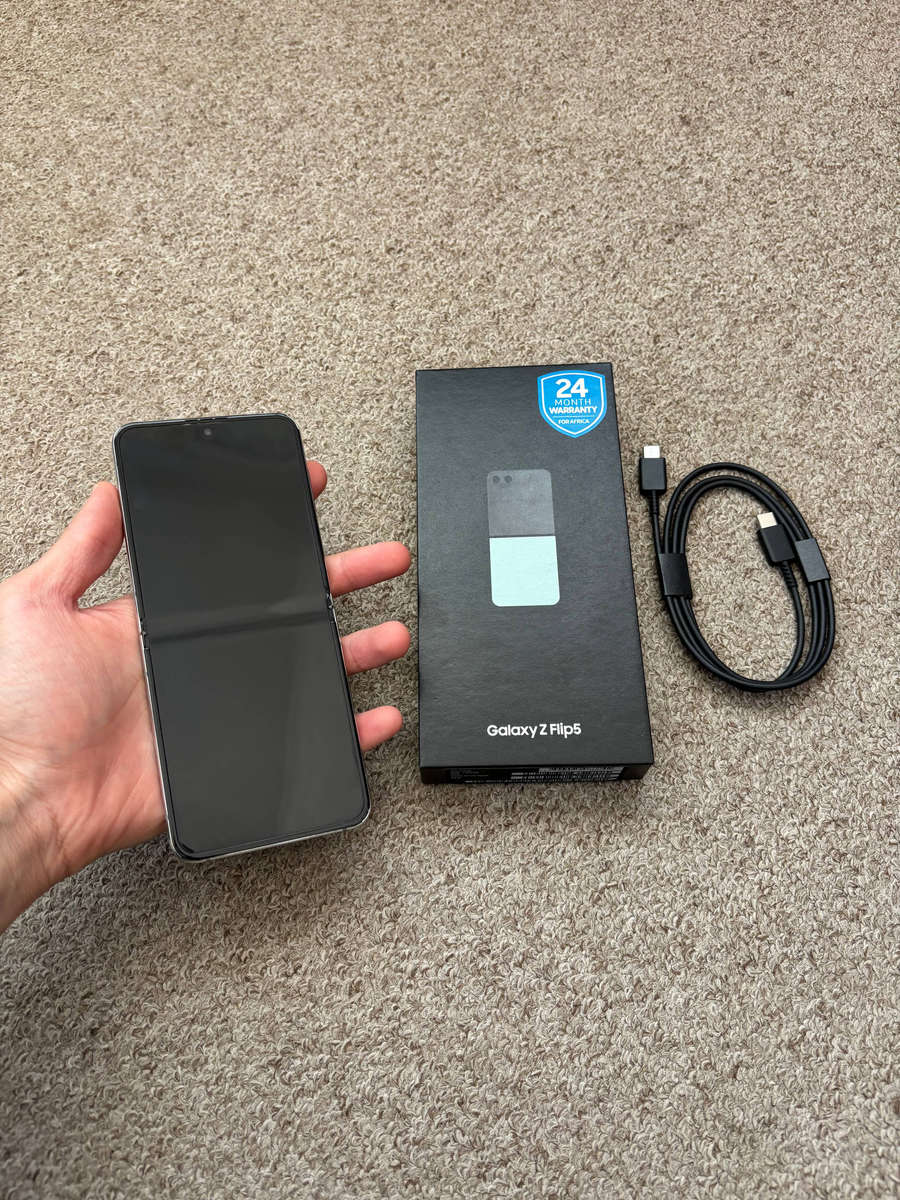 Samsung Galaxy Z Flip 5 256GB 8gb ram Dual sim good condition with box and cable - Mint