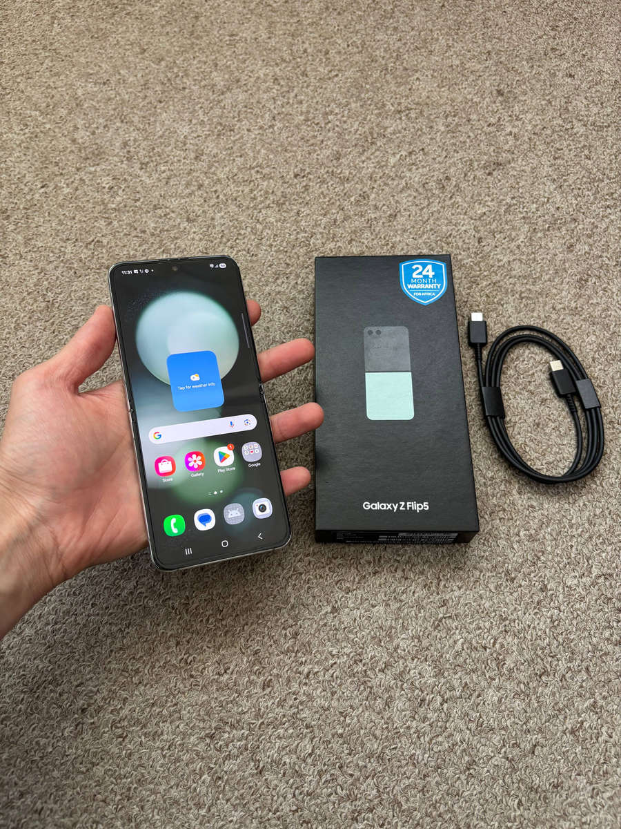 Samsung Galaxy Z Flip 5 256GB 8gb ram Dual sim good condition with box and cable - Mint