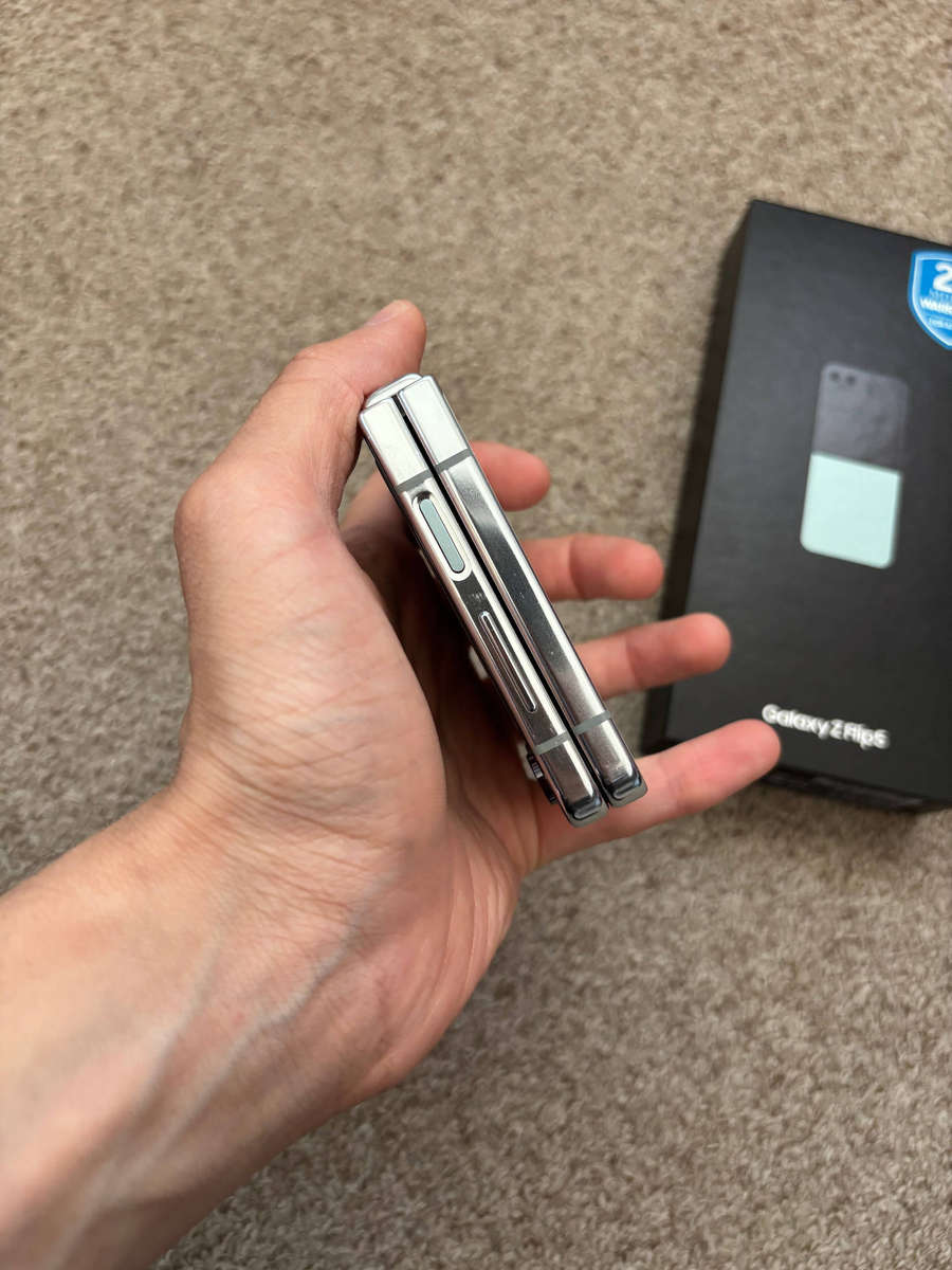 Samsung Galaxy Z Flip 5 256GB 8gb ram Dual sim good condition with box and cable - Mint