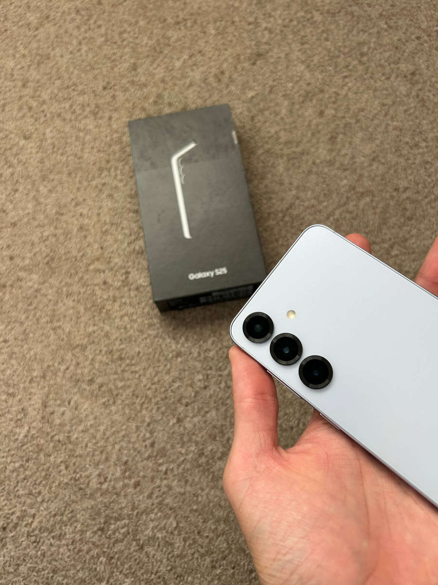 Samsung S25 5G 128gb 12gb ram Dual sim with box and cable Immaculate condition - icy blue