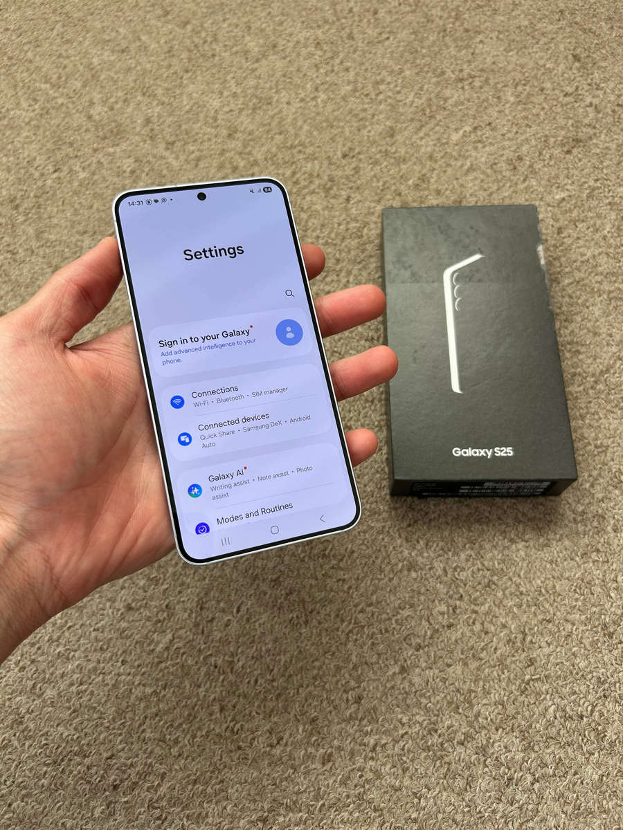 Samsung S25 5G 128gb 12gb ram Dual sim with box and cable Immaculate condition - icy blue