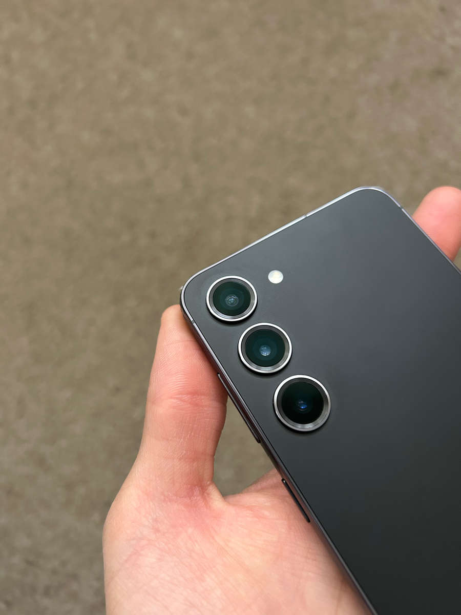 Samsung S23 256gb Dual sim 8gb ram Excellent condition with stickers still on