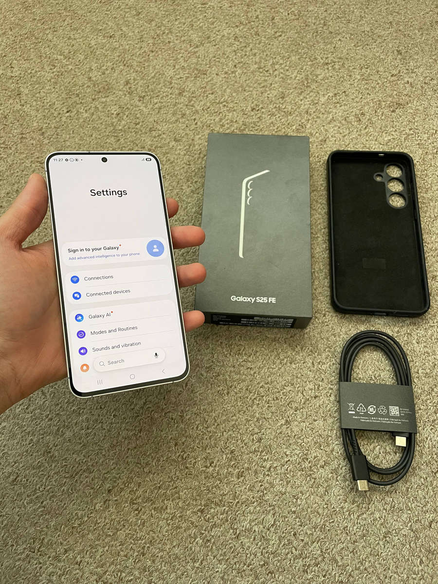 Samsung Galaxy S25 FE 5G 256GB Dual Sim excellent condition with box and cable - read description