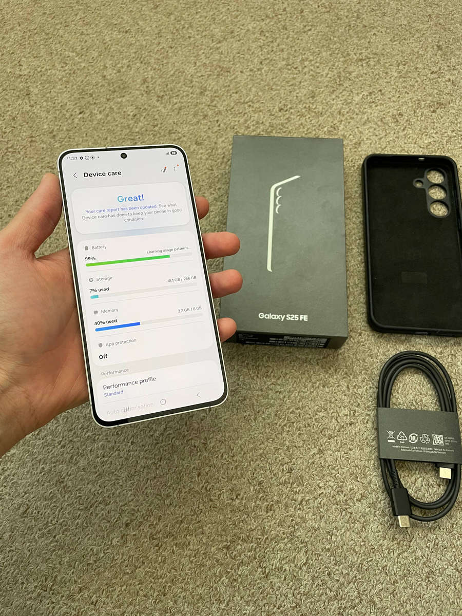 Samsung Galaxy S25 FE 5G 256GB Dual Sim excellent condition with box and cable - read description