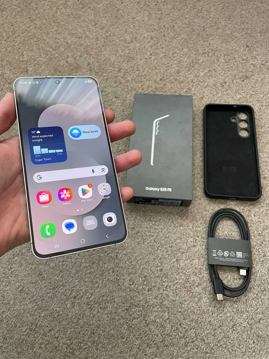 Samsung Galaxy S25 FE 5G 256GB Dual Sim excellent condition with box and cable - read description