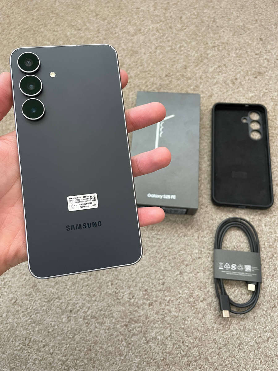 Samsung Galaxy S25 FE 5G 256GB Dual Sim excellent condition with box and cable - read description