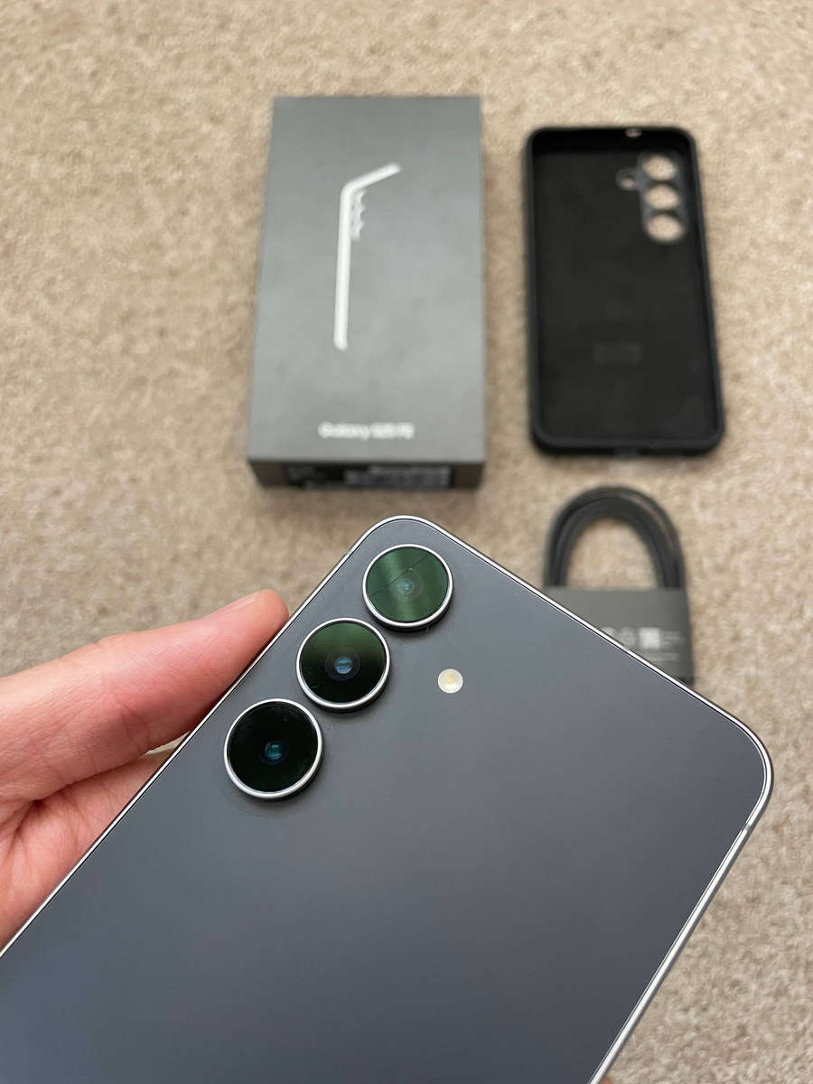 Samsung Galaxy S25 FE 5G 256GB Dual Sim excellent condition with box and cable - read description