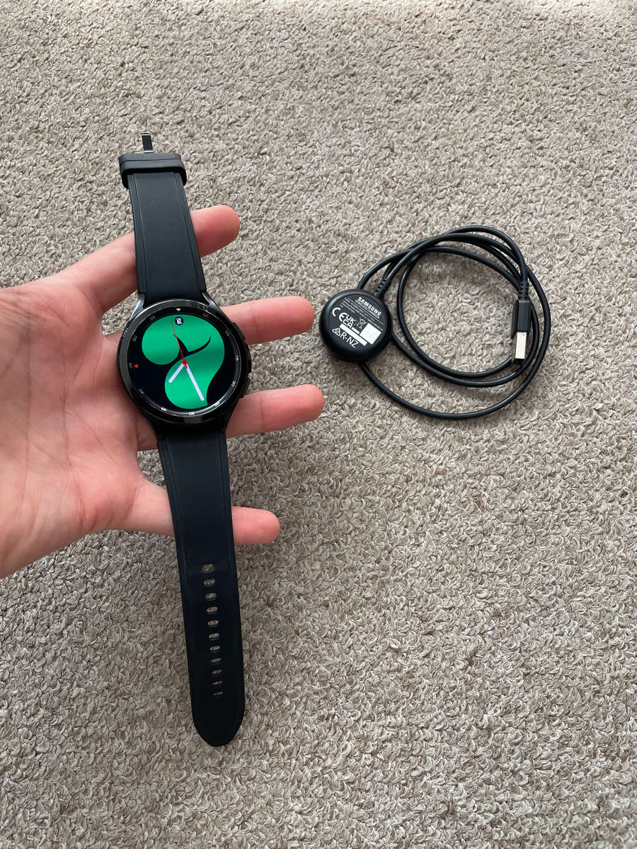 Samsung watch 4 classic BT 42mm with and charger
