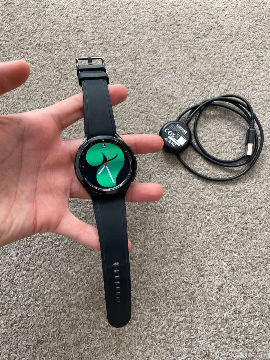 Samsung watch 4 classic BT 42mm with and charger
