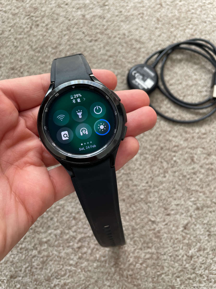 Samsung watch 4 classic BT 42mm with and charger