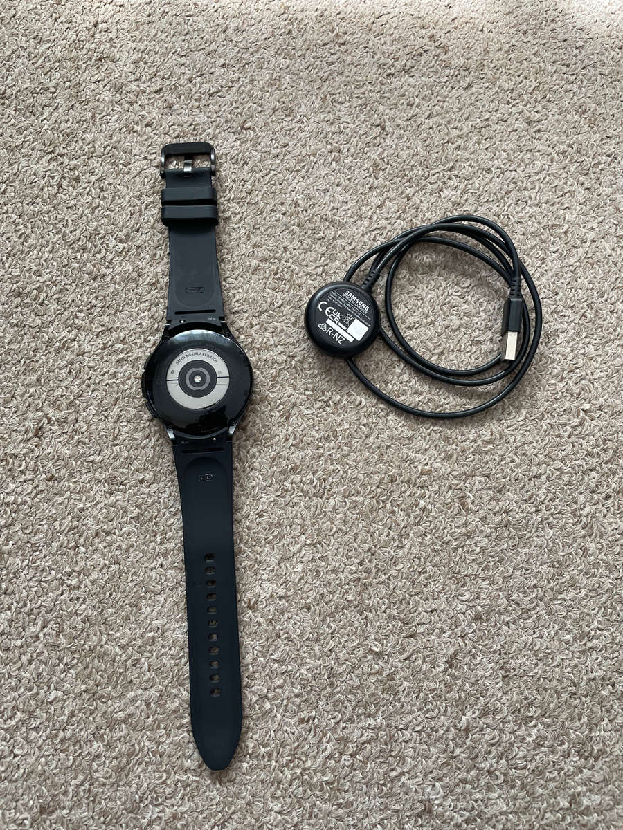 Samsung watch 4 classic BT 42mm with and charger