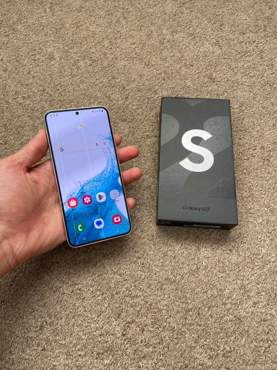 Samsung S22 5G 256gb Dual SIM with box and 2 green lines on screen