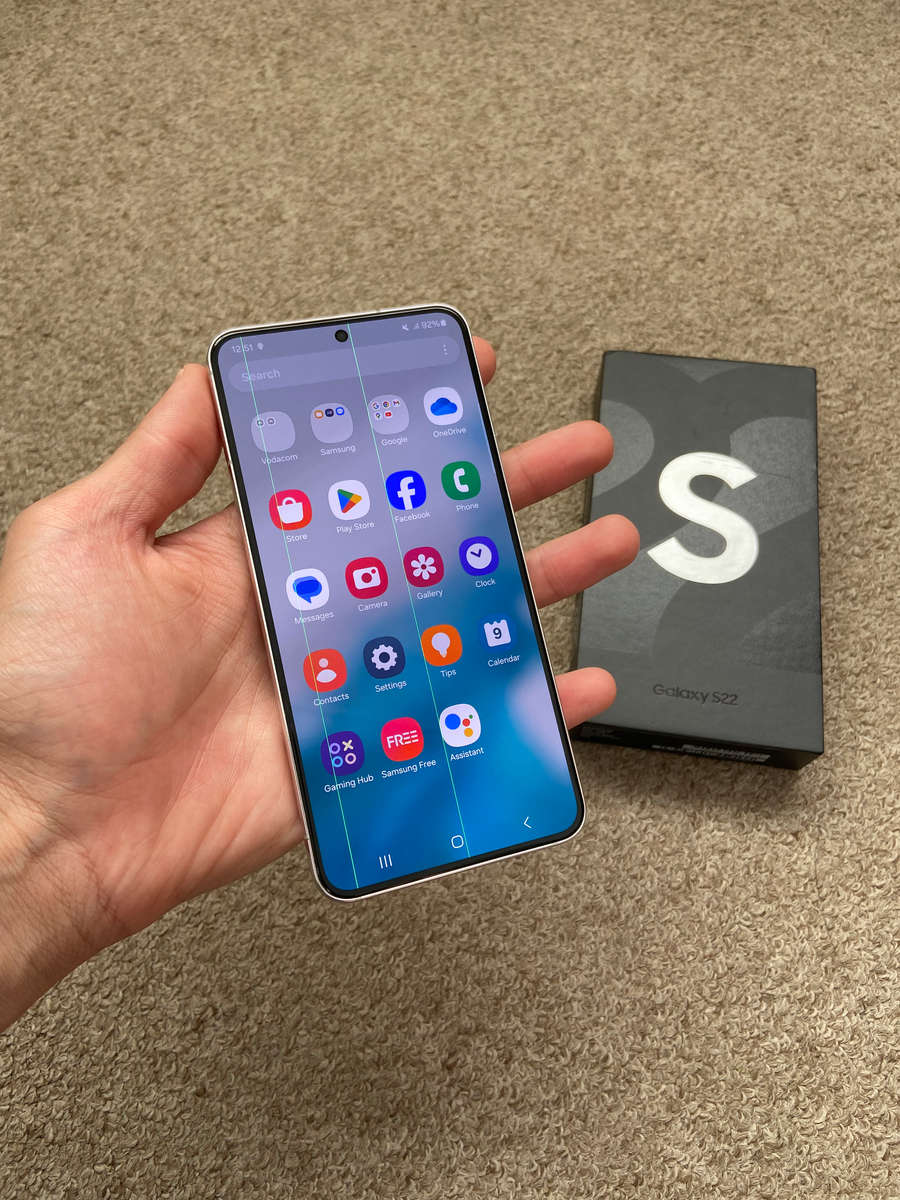 Samsung S22 5G 256gb Dual SIM with box and 2 green lines on screen