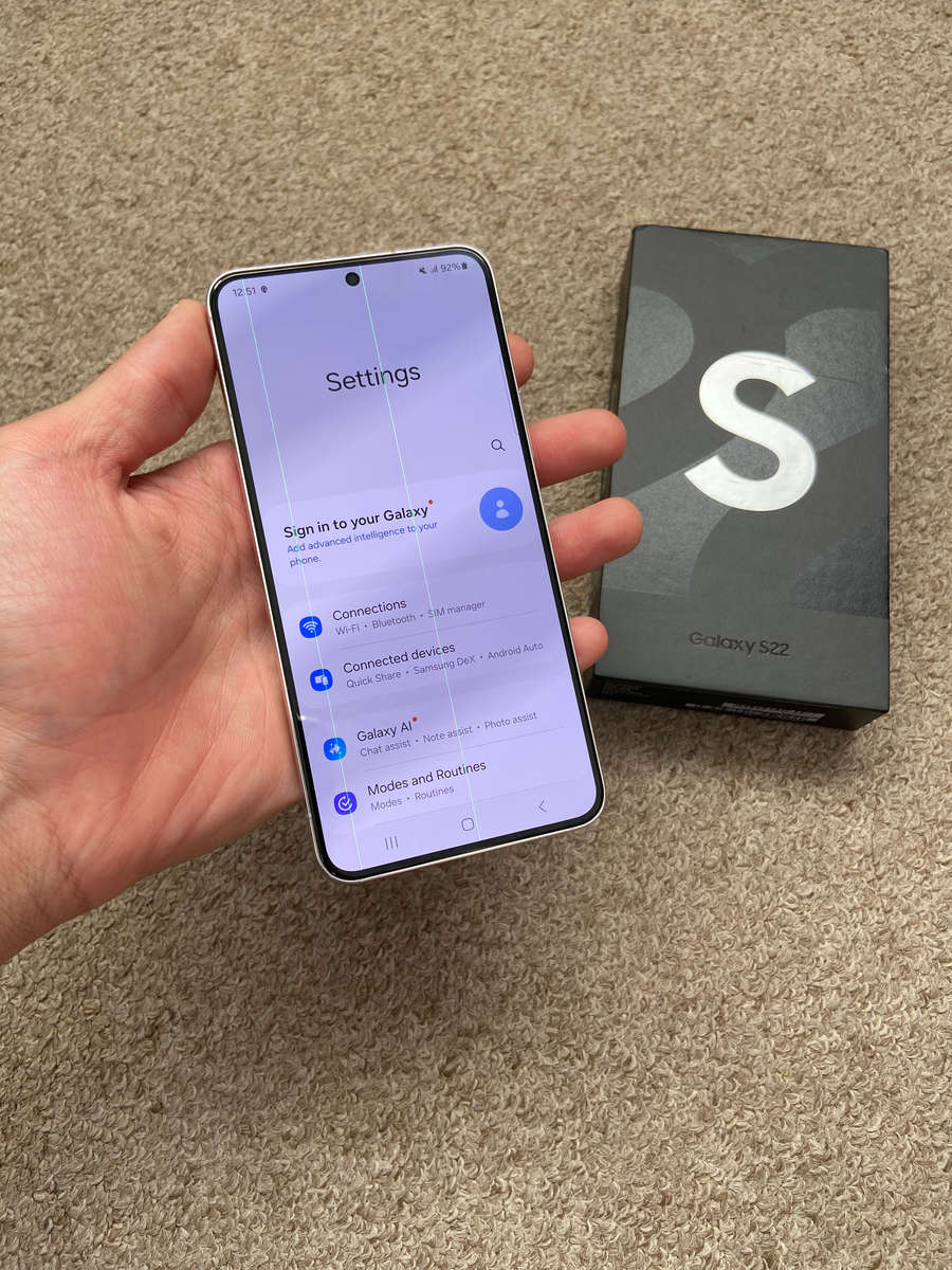 Samsung S22 5G 256gb Dual SIM with box and 2 green lines on screen