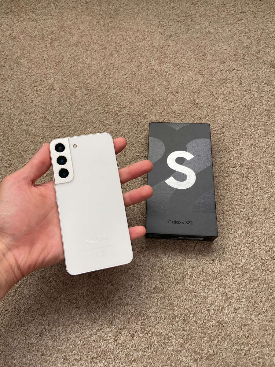 Samsung S22 5G 256gb Dual SIM with box and 2 green lines on screen