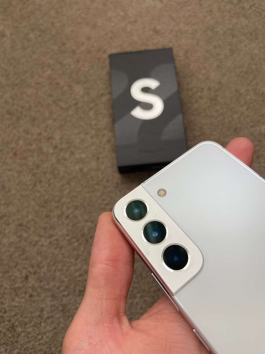 Samsung S22 5G 256gb Dual SIM with box and 2 green lines on screen