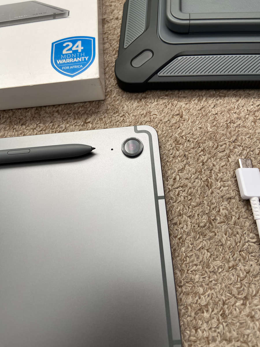 Samsung Galaxy Tab S9 FE 5G (X516) 10.9" 128GB Tablet in Immaculate condition with stickers still on