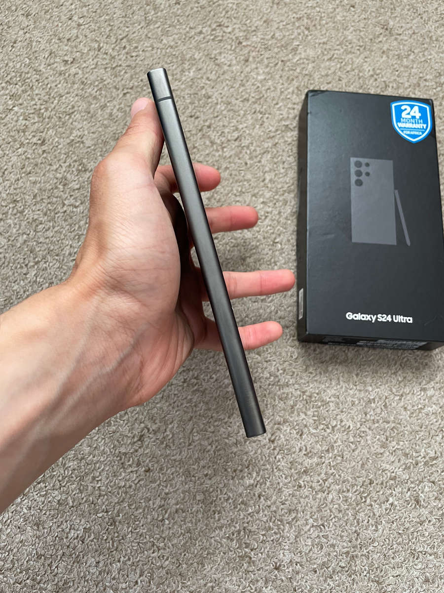 Samsung S24 Ultra 256gb 12gb ram Dual sim with box and cable cracked screen