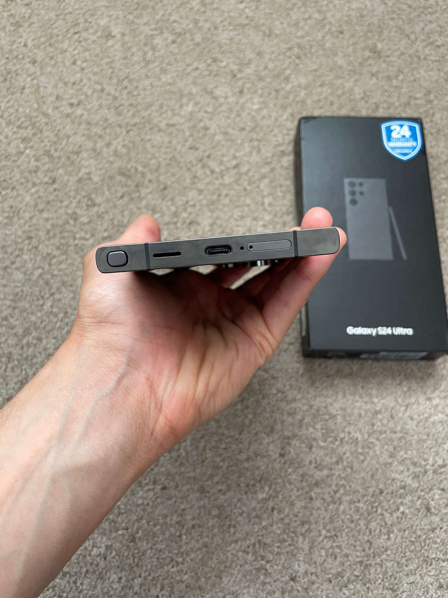 Samsung S24 Ultra 256gb 12gb ram Dual sim with box and cable cracked screen